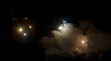 إيران تشن قصفاً جوياً عنيفاً يستهدف القواعد الأمريكية في الكويت والبحرين